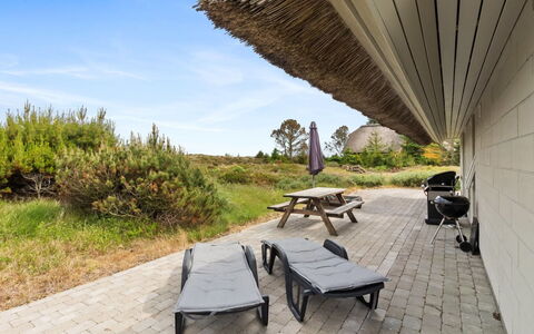 Andrine - 700M from the Sea: Möbel, Interior Design, Flooring, Holz, Fussboden, Decke, Holzboden, Stuhl, Tabelle, Beleuchtung