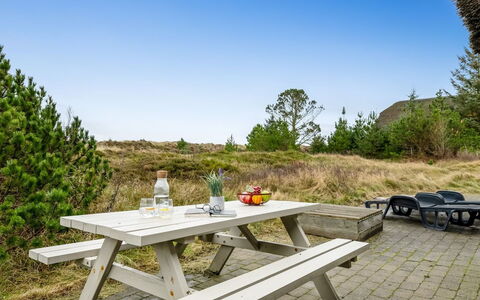 Andrine - 700M from the Sea: Möbel, Interior Design, Flooring, Holz, Fussboden, Decke, Holzboden, Stuhl, Tabelle, Beleuchtung