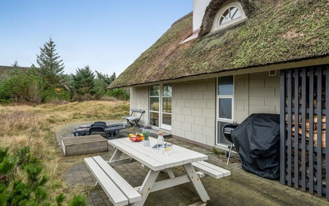 Andrine - 700M from the Sea: Möbel, Interior Design, Flooring, Holz, Fussboden, Decke, Holzboden, Stuhl, Tabelle, Beleuchtung