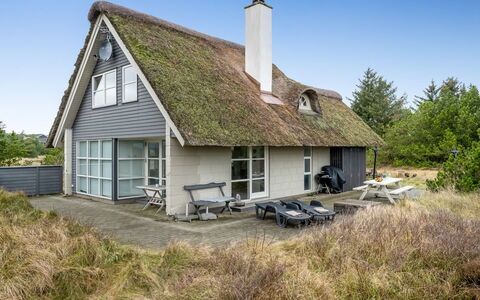 Andrine - 700M from the Sea: Möbel, Interior Design, Flooring, Holz, Fussboden, Decke, Holzboden, Stuhl, Tabelle, Beleuchtung