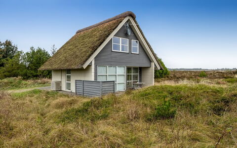 Andrine - 700M from the Sea: Möbel, Interior Design, Flooring, Holz, Fussboden, Decke, Holzboden, Stuhl, Tabelle, Beleuchtung