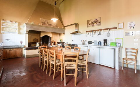 Villa Badiuzza: Möbel, Tabelle, Eigentum, Stuhl, Interior Design, Holz, Die Architektur, Küche, Flooring, Fussboden