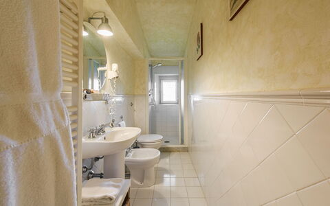 Villa Badiuzza: Spiegel, Armatur, Eigentum, Zapfhahn, Gebäude, Sinken, Badezimmer, Interior Design, Bad Sink, Toilette