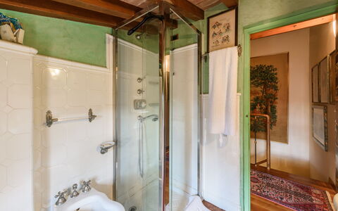 Residenza Del Desco: Armatur, Eigentum, Badezimmer, Dusche, Zapfhahn, Badewanne, Interior Design, Duschkopf, Fussboden