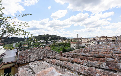 Residenza Del Desco: Wolke, Himmel, Holz, Wand, Pflanze, Landschaft, Kumulus, Baum, Stadt, Horizont