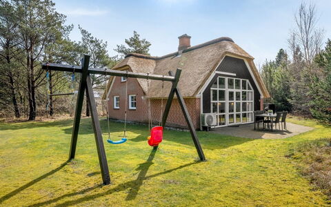 Hunno - 3Km from the Sea: Möbel, Holz, Interior Design, Flooring, Fussboden, Stuhl, Zimmer, Decke, Wohnzimmer, Wohnung