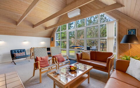 Hunno - 3Km from the Sea: Möbel, Holz, Interior Design, Flooring, Fussboden, Stuhl, Zimmer, Decke, Wohnzimmer, Wohnung