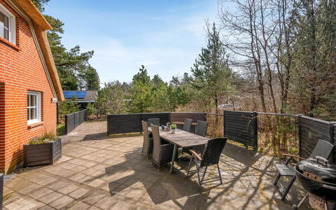 Hunno - 3Km from the Sea: Möbel, Holz, Interior Design, Flooring, Fussboden, Stuhl, Zimmer, Decke, Wohnzimmer, Wohnung