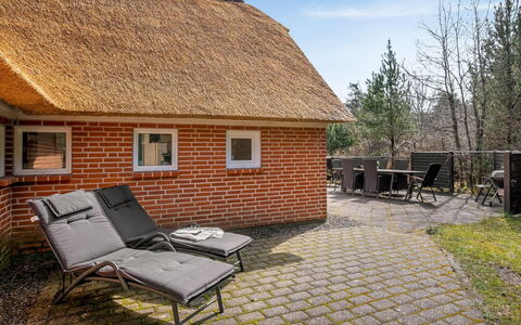 Hunno - 3Km from the Sea: Möbel, Holz, Interior Design, Flooring, Fussboden, Stuhl, Zimmer, Decke, Wohnzimmer, Wohnung