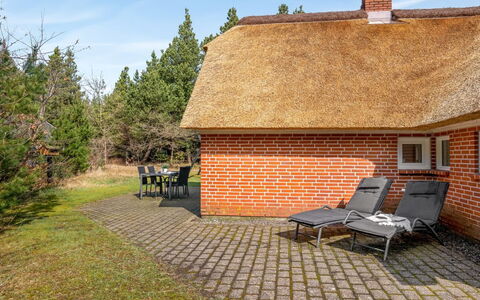 Hunno - 3Km from the Sea: Möbel, Holz, Interior Design, Flooring, Fussboden, Stuhl, Zimmer, Decke, Wohnzimmer, Wohnung