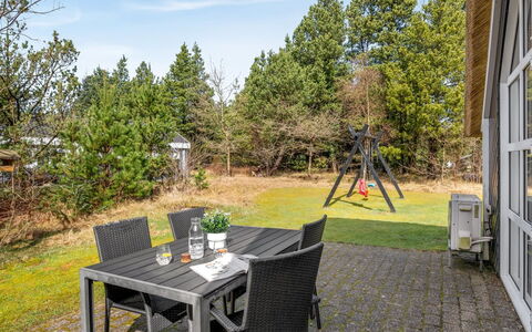 Hunno - 3Km from the Sea: Möbel, Holz, Interior Design, Flooring, Fussboden, Stuhl, Zimmer, Decke, Wohnzimmer, Wohnung