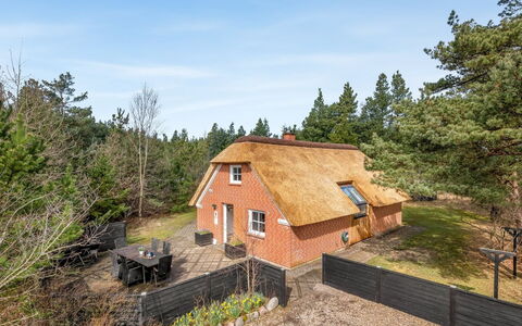 Hunno - 3Km from the Sea: Möbel, Holz, Interior Design, Flooring, Fussboden, Stuhl, Zimmer, Decke, Wohnzimmer, Wohnung