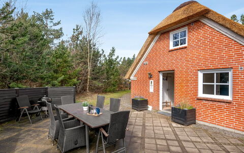Hunno - 3Km from the Sea: Möbel, Holz, Interior Design, Flooring, Fussboden, Stuhl, Zimmer, Decke, Wohnzimmer, Wohnung