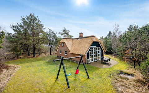 Hunno - 3Km from the Sea: Möbel, Holz, Interior Design, Flooring, Fussboden, Stuhl, Zimmer, Decke, Wohnzimmer, Wohnung