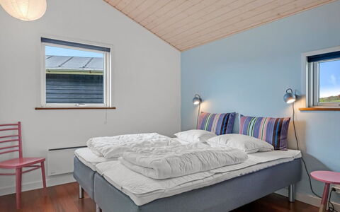 Thrugils - 500M from the Sea: Schlafzimmer, Bett, Interior Design, Decke, Bettdecke, Bedding, Fussboden, Bettrahmen, Möbel, Zuhause
