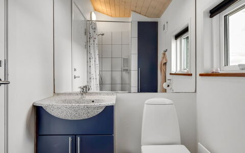 Thrugils - 500M from the Sea: Interior Design, Armatur, Flooring, Sinken, Fussboden, Badezimmer, Decke, Zapfhahn, Bad Sink, Beleuchtung