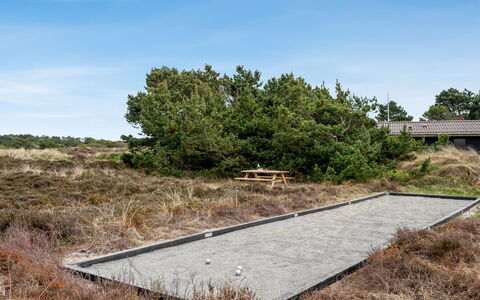 Thrugils - 500M from the Sea: Möbel, Interior Design, Flooring, Holz, Fussboden, Decke, Holzboden, Stuhl, Tabelle, Beleuchtung