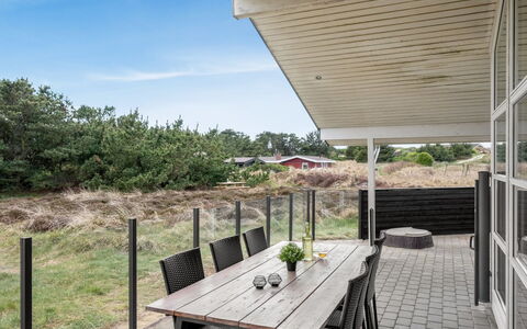 Thrugils - 500M from the Sea: Möbel, Interior Design, Flooring, Holz, Fussboden, Decke, Holzboden, Stuhl, Tabelle, Beleuchtung