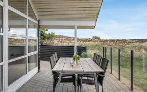 Thrugils - 500M from the Sea: Möbel, Interior Design, Flooring, Holz, Fussboden, Decke, Holzboden, Stuhl, Tabelle, Beleuchtung