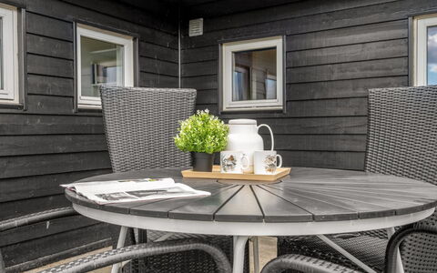 Thrugils - 500M from the Sea: Möbel, Interior Design, Flooring, Holz, Fussboden, Decke, Holzboden, Stuhl, Tabelle, Beleuchtung