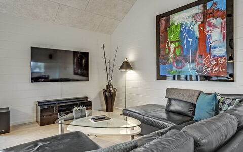 Jonne - 200M to the Fjord: Möbel, Interior Design, Couch, Wand, Flooring, Wohnzimmer, Decke, Fussboden, Zuhause, Zimmer