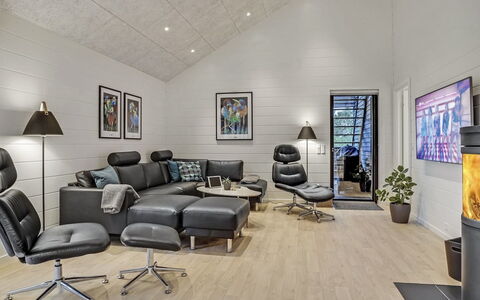 Jonne - 200M to the Fjord: Möbel, Interior Design, Flooring, Couch, Fussboden, Holz, Wohnzimmer, Decke, Zuhause, Holzboden
