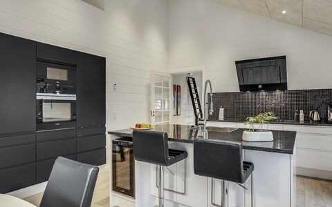 Jonne - 200M to the Fjord: Flooring, Interior Design, Holz, Decke, Fussboden, Möbel, Küche, Light Fixture, Countertop, Holzboden