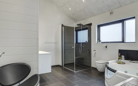 Jonne - 200M to the Fjord: Flooring, Armatur, Interior Design, Decke, Fussboden, Badezimmer, Sinken, Zapfhahn, Installation, Light Fixture