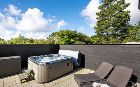 Tinella - 250M to the Fjord: Verbundwerkstoff, Schwimmbad, Badewanne, Gartenmöbel, Jacuzzi, Armatur, Stuhl, Schatten, Design