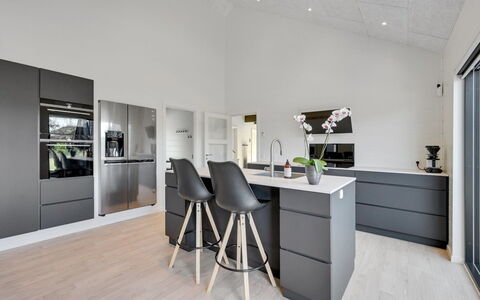 Tinella - 250M to the Fjord: Flooring, Interior Design, Küche, Fussboden, Möbel, Countertop, Decke, Cabinetry, Holzboden, Haushaltsgerät