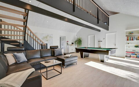 Tinella - 250M to the Fjord: Flooring, Holz, Interior Design, Fussboden, Decke, Zuhause, Holzboden, Wohnzimmer, Couch, Wohnung