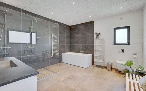 Tinella - 250M to the Fjord: Flooring, Fussboden, Decke, Interior Design, Armatur, Fliese, Zimmer, Light Fixture, Badezimmer