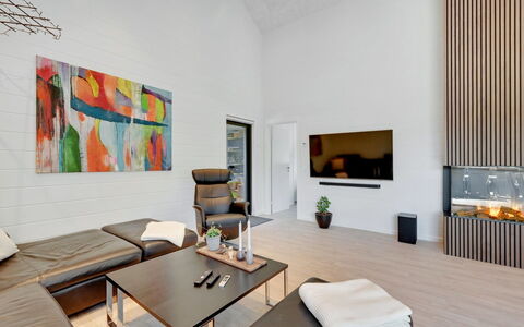 Tinella - 250M to the Fjord: Möbel, Interior Design, Flooring, Couch, Fussboden, Wand, Wohnzimmer, Decke, Holz, Zimmer