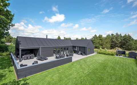 Henrikke - 500M to the Fjord: Möbel, Interior Design, Stuhl, Flooring, Tabelle, Resort, Fussboden, Decke, Zimmer, Eco Hotel