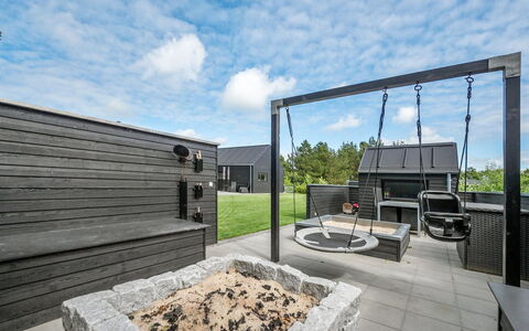 Henrikke - 500M to the Fjord: Möbel, Interior Design, Stuhl, Flooring, Tabelle, Resort, Fussboden, Decke, Zimmer, Eco Hotel