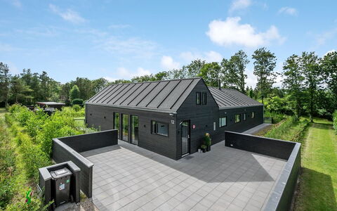 Henrikke - 500M to the Fjord: Möbel, Interior Design, Stuhl, Flooring, Tabelle, Resort, Fussboden, Decke, Zimmer, Eco Hotel