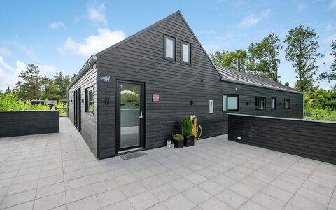 Henrikke - 500M to the Fjord: Möbel, Interior Design, Stuhl, Flooring, Tabelle, Resort, Fussboden, Decke, Zimmer, Eco Hotel