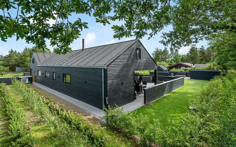 Henrikke - 500M to the Fjord: Dach, Zuhause, Hütte, Garten, Rasen, Landscaping, Garten, Abstellgleis, Bauernhaus, Hinterhof