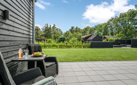 Henrikke - 500M to the Fjord: Gartenmöbel, Zuhause, Garten, Ground, Abstellgleis, Rasen, Garten, Schatten, Landscaping, Stuhl