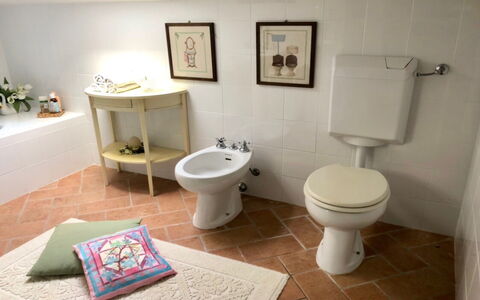 Villa Carsuga: Armatur, Toilleten Sitz, Toilette, Lila, Gebäude, Badezimmer, Pflanze, Haus, Flooring, Interior Design