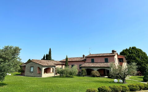Villa Carsuga: Himmel, Pflanze, Fenster, Baum, Gebäude, Natürliche Landschaft, Grundstueck, Gras, Hütte, Haus