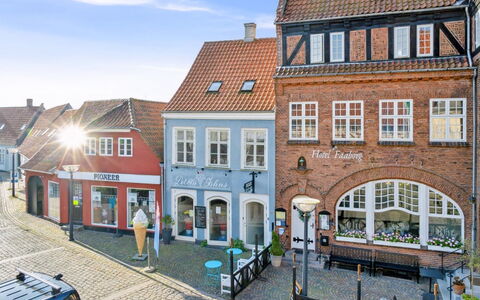 Blakke - 200M from the Sea: Holz, Möbel, Wohnung, Zimmer, Decke, Holzbeize, Stuhl, Hartholz, Lack, Holz
