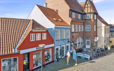 Blakke - 200M from the Sea: Holz, Möbel, Wohnung, Zimmer, Decke, Holzbeize, Stuhl, Hartholz, Lack, Holz