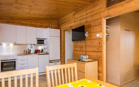 Metsänpirtti 4: Holz, Flooring, Fussboden, Interior Design, Decke, Zimmer, Holzbeize, Hartholz, Cabinetry, Küche