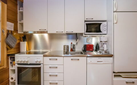 Metsänpirtti 4: Küchengerät, Küche, Countertop, Major Appliance, Cabinetry, Haushaltsgerät, Herd, Kühlschrank, Möbel, Holz