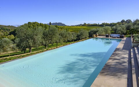 Villa Bartolomeo: Wasser, Himmel, Pflanze, Schwimmbad, Natur, Baum, Schatten, Gewässer, Natürliche Landschaft, Rechteck