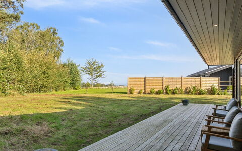 Uma - 1.5Km from the Sea: Dach, Zuhause, Tür, Hütte, Schatten, Abstellgleis, Garten, Estate, Hinterhof