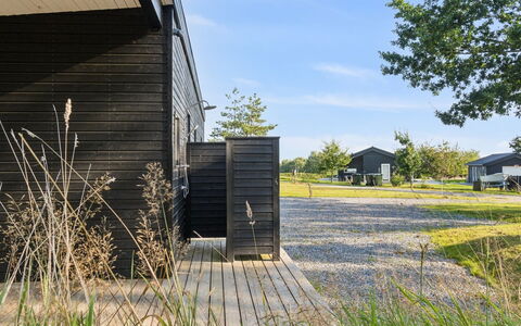 Uma - 1.5Km from the Sea: Dach, Zuhause, Tür, Hütte, Schatten, Abstellgleis, Garten, Estate, Hinterhof