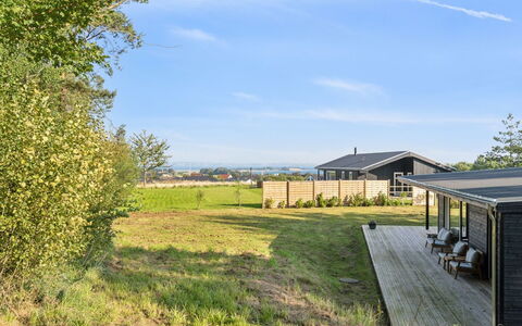 Uma - 1.5Km from the Sea: Dach, Zuhause, Tür, Hütte, Schatten, Abstellgleis, Garten, Estate, Hinterhof