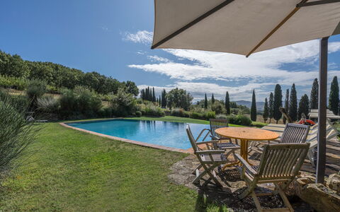 Orcia Panoramic View With Pool: Wasser, Pflanze, Himmel, Möbel, Wolke, Schwimmbad, Regenschirm, Stuhl, Azurblau, Gartenmöbel